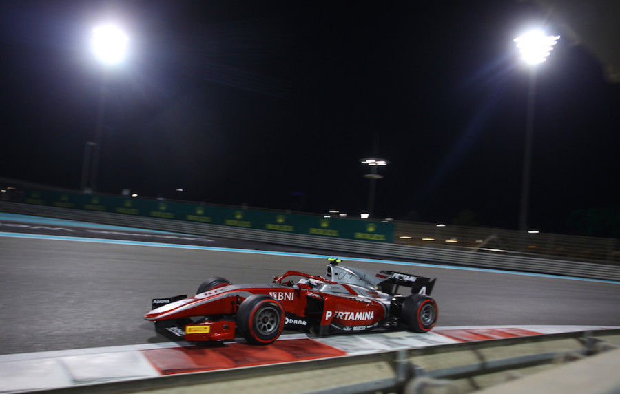 Eventful last feature race of the 2018 season as both drivers struggle with tyre degradation